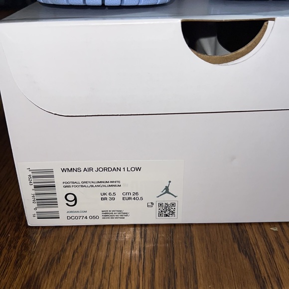 Women’s Air Jordan 1 Low - Picture 5 of 7